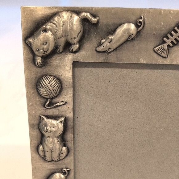 Pewter Tone Cat and Mouse Picture Photo Frame - Picture 2 of 9